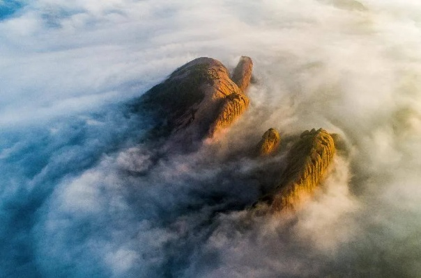 九霄独尊,风云之上,登临青云之巅,俯瞰天际,壮丽壮美,令人心驰神往。 九霄独尊,风云之上,登临青云之巅,俯瞰天际,壮丽壮美,令人心驰神往。