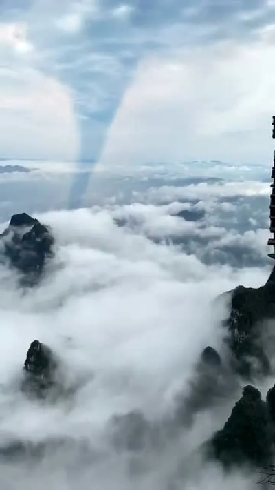 九霄独尊,风云之上,登临青云之巅,俯瞰天际,壮丽壮美,令人心驰神往。 九霄独尊,风云之上,登临青云之巅,俯瞰天际,壮丽壮美,令人心驰神往。